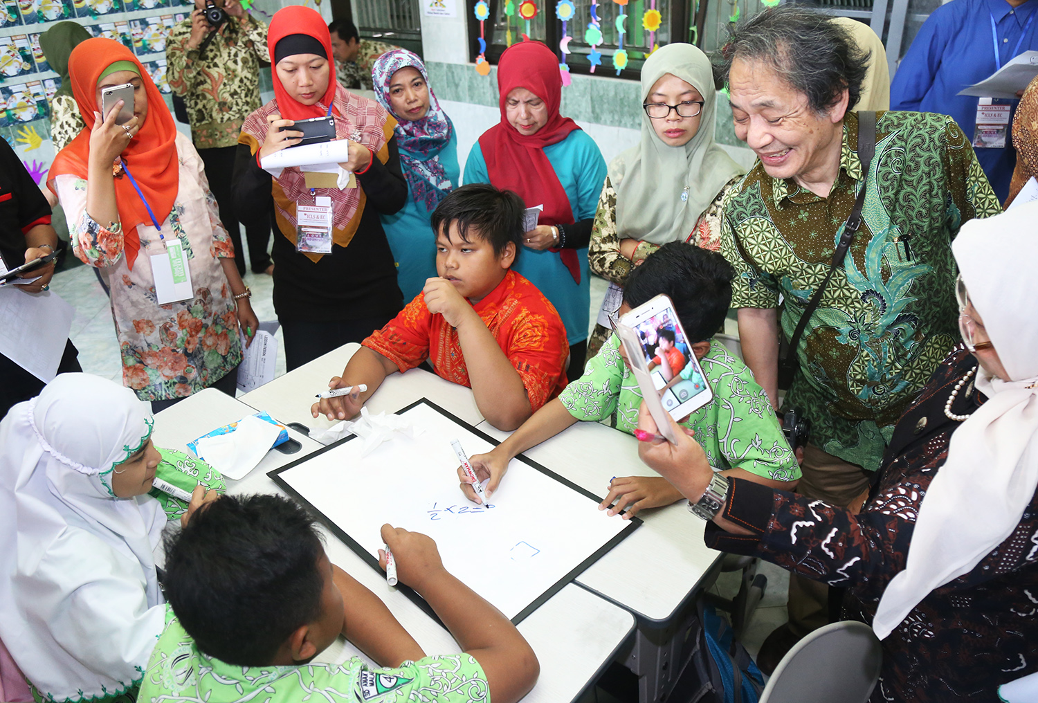 Prof. Manabu Sato saat memantau pelaksanaan lesson study di SD Anak Saleh Malang. Foto : Rino